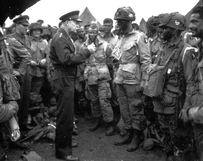 Eisenhower addresses 101st Airborne paratroopers