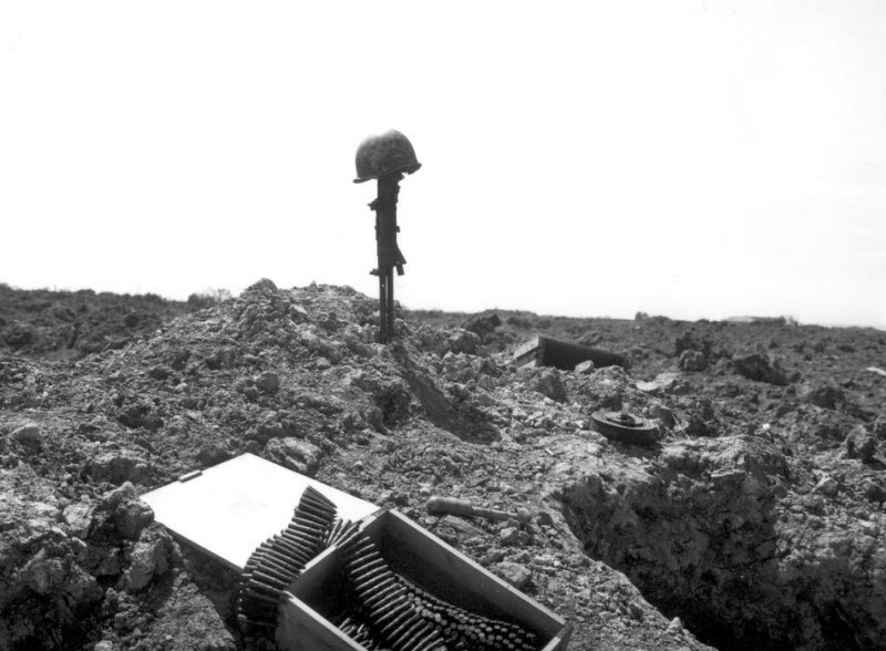 Tribute to unknown American soldier at Normandy beach