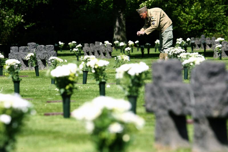 US veteran photographs German soldiers tombs at La Cambe 2009